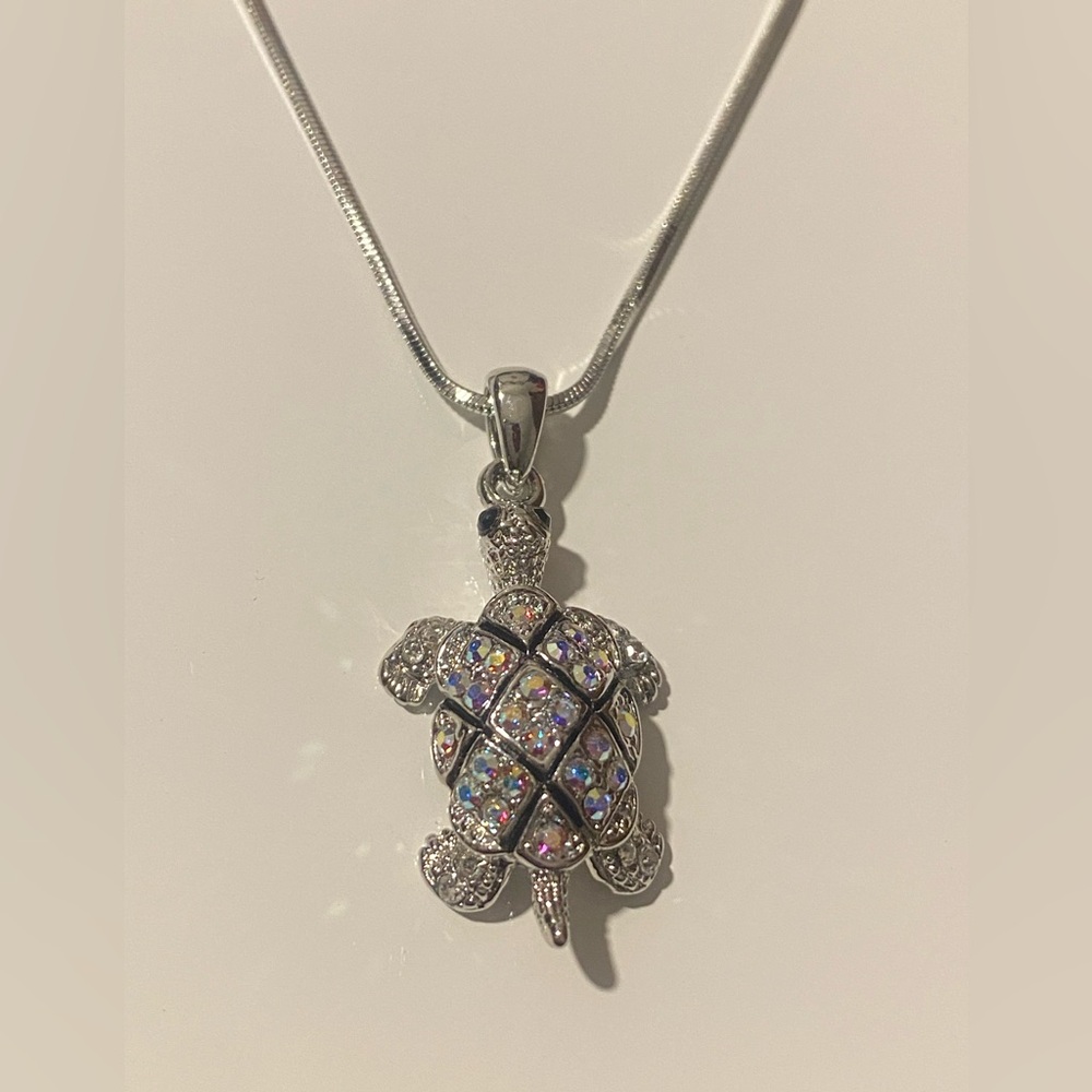 Mini turtle necklace with snake chain- NWOT!✨